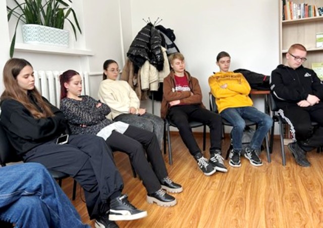 Майбутні психологи і психологині бізнесу та управління виконують вправу «Заземлення» курсу «Самодопомога Плюс» із прослуховуванням аудіозапису